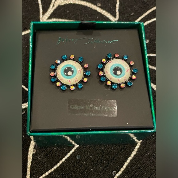 BETSEY JOHNSON NIB Glow In The Dark CREEP IT REAL Eyeball Halloween Earrings - Picture 4 of 10